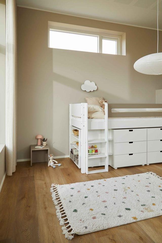 Manis-H Arn halvhøy seng 90x200 med design sengehest og oppbevaring – produktbilde